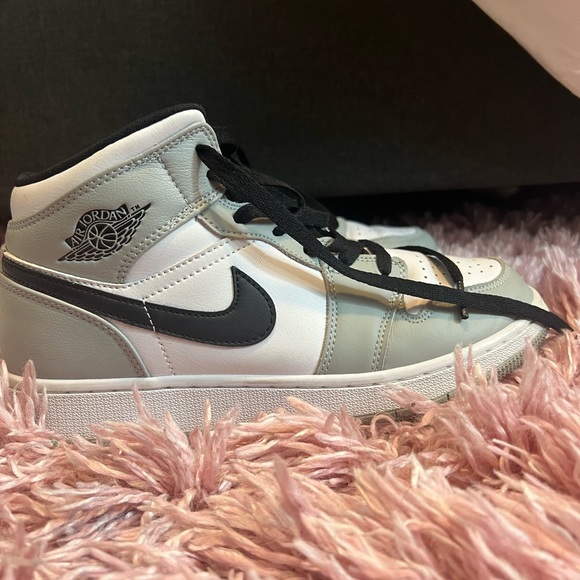 Jordan 1 Mid Light Smoke Grey Womens size 8 - Picture 2 of 3